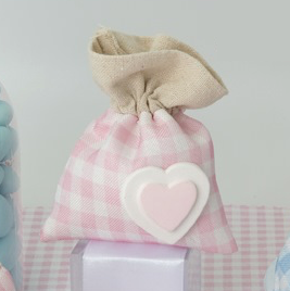 Bag Sacchettino portaconfetti rosa a quadretti con cuore in gesso.